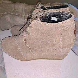TOMS WEDGE BOOTIES